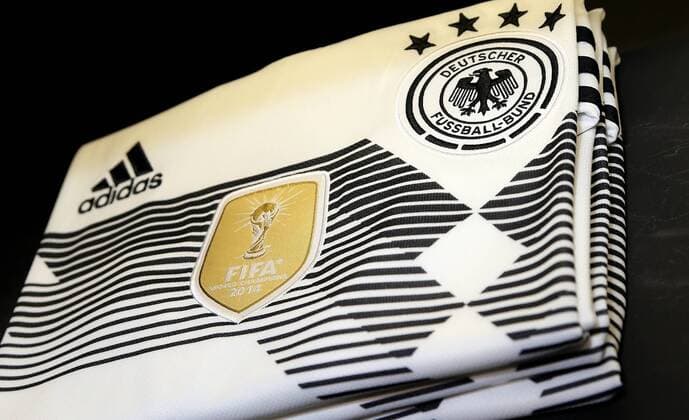 Fußball, DFB-Team präsentiert neues Trikot DFB und Die Mannschaft präsentieren WM- Trikot 2018 im THE BASE in Berlin, 07.11.17 Bild: Das neue WM - Trikot 2018 DFB und Die Mannschaft präsentieren WM- Trikot 2018 *** DFB and the team present World Cup jersey 2018 at THE BASE in Berlin 07 11 17 Bild The new World Cup jersey 2018 DFB and the team present World Cup jersey 2018
