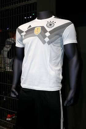Bilder des Tages - SPORT Fußball, DFB-Team präsentiert neues Trikot DFB und Die Mannschaft präsentieren WM- Trikot 2018 im THE BASE in Berlin, 07.11.17 Bild: Das neue WM - Trikot 2018 DFB und Die Mannschaft präsentieren WM- Trikot 2018 *** DFB and the team present World Cup jersey 2018 at THE BASE in Berlin 07 11 17 Bild The new World Cup jersey 2018 DFB and the team present World Cup jersey 2018