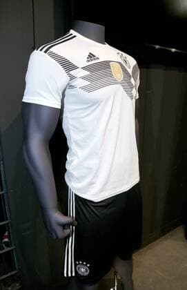 DFB und Die Mannschaft präsentieren WM- Trikot 2018 im THE BASE in Berlin, 07.11.17 Bild: Das neue WM - Trikot 2018 DFB und Die Mannschaft präsentieren WM- Trikot 2018 *** DFB and the team present World Cup jersey 2018 at THE BASE in Berlin 07 11 17 Bild The new World Cup jersey 2018 DFB and the team present World Cup jersey 2018