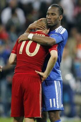 MUNCHEN , 19-05-2012 Stadion Aliianz Arena , seizoen 2011 2012 , Finale Champions League FC Bayern Munchen - Chelsea 1-1. Chelsea wint na penalties. Hoofdrol voor Arjen Robben op deze avond. Hij zou een belangrijke penalty missen. Hier wordt hij getroost door Didier Drogba bayern munchen - chelsea