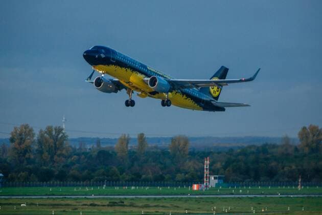DEU, Deutschland, Nordrhein-Westfalen, Düsseldorf, 27.10.2017: Flughafen Düsseldorf Düsseldorf airport Registrierung: D-AIZR Eurowings Airbus A320-214, painted in Borussia Dortmund special colours Mannschaftsairbus