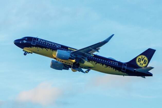 DEU, Deutschland, Nordrhein-Westfalen, Düsseldorf, 27.10.2017: Flughafen Düsseldorf Düsseldorf airport Registrierung: D-AIZR Eurowings Airbus A320-214, painted in Borussia Dortmund special colours Mannschaftsairbus