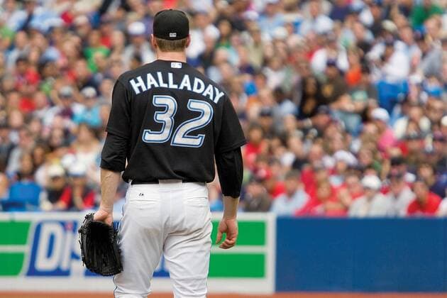 November 7, 2017 - FILE - HARRY LEROY HALLADAY III (born May 14, 1977 died November 7, 2017). He was flying his Icon A5, a two-person, single engine amphibian plane when the plane went down in the Gulf of Mexico. Nicknamed Doc , was an American professional baseball player who pitched in Major League Baseball MLB Baseball Herren USA for the Toronto Blue Jays and Philadelphia Phillies between 1998 and 2013. His nickname was a reference to Wild West gunslinger Doc Holliday. Pictured: Roy Doc Halladay throws a pitch in the top of the third inning. Halladay pitched earning his 11th victory of the season and helping the Toronto Blue Jays win over the Boston Red Sox 3-1, at the Rogers Centre, Toronto. Roy Halladay 1977 - 2017 MLB Pitcher - ZUMAq76_ 20171107_sha_q76_258 Copyright: xTerryxTingx