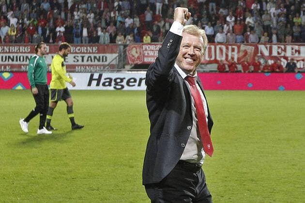 ENSCHEDE - FC Twente - Bursaspor , Voetbal Europa League voorronde, seizoen 2012-2013 , 30-08-2012 , Stadion Grolsch Veste , FC Twente trainer Steve McClaren is blij met de overwinning en de plaatsing voor de Europa league groepsfase. fc Twente - bursaspor *** ENSCHEDE FC Twente Bursaspor Football Europe League Preliminary Season 2012 2013 30 08 2012 Grolsch Veste FC Stadium Twente Trainer Steve McClaren is pleased with the victory and placement for the Europe league team phase fc Twente bursaspor 