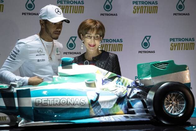 British Formula One driver Lewis Hamilton (L), of Mercedes, donates a replica of his car to sister of late Brazilian driver Ayrton Senna, Viviane Senna (R), during a press conference PK Pressekonferenz in Sao Paulo, Brazil, 08 November 2017. Brazilian Formula One Grand Prix will take place the upcoming 12 November. Lewis Hamilton press conference in Sao Paulo !ACHTUNG: NUR REDAKTIONELLE NUTZUNG!  Copyright: xSebastiaoxMoreirax BRA213 20171108-636457553232735636