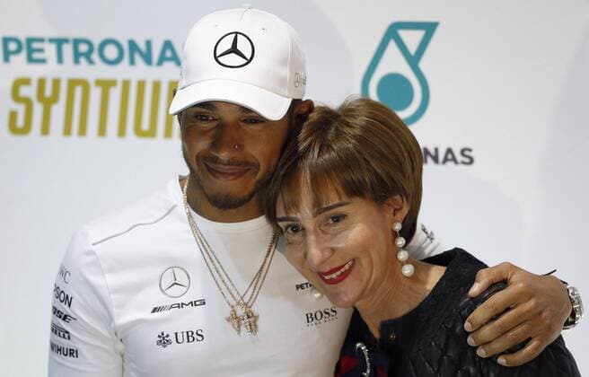 Bilder des Tages - SPORT Coletiva Lewis Hamilton SÃO PAULO, SP - 08.11.2017: COLETIVA LEWIS HAMILTON - Ayrton Senna& 39;s sisViv Viviane Senna and British driver Lewis Hamilton of Mercedes,r-time world champion Formula One champion, on, were at a press conference PK Pressekonferenz held at the Villa Biscuitti event house in the southern city of São Paulo on Wednesday. He is in town to compete for the Brazilian GP, ??which takes place on Sunday, 12, at the Autodromo de Interlagos. (Photo: Rodolfo Buhrer La Imagem Fotoarena) x1423009x  RodolfoxBuhrer