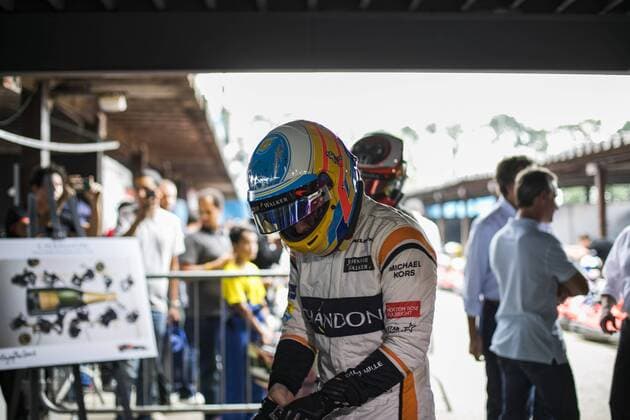 Formel 1, GP Brasilien, Kartrennen November 8, 2017 - Sao Paulo, Sao Paulo, Brazil - Nov, 2017 - Sao Paulo, Sao Paulo, Brazil - Spanish rider FERNANDO ALONSO (photo) and his teammate Belgian STOFFEL VANDOORNE of McLaren Honda participated in a Kart race at the Granja Viana kartodromo in Sao Paulo (SP) on Wednesday (8). The pilots are in Brazil to participate in the Formula 1 Grand Prix next Sunday. Fernando Alonso runs in a kart track in Sao Paulo - ZUMAc168 20171108_zap_c168_001 Copyright: xMarceloxChellox