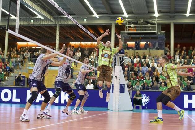 Themen der Woche - SPORT Bilder des Tages - SPORT Zuspiel Michal SLADECEK ( 12, HER, rechts). Volleyball, Hypo Tiriol Alpenvolleys Unterhaching (AV) - TSV Herrsching (HER), DVV-Pokal Maenner, Achtelfinale, Saison 2017 2018, am 08.11.2017 in Unterhaching B A Y E R N W E R K S P O R T A R E N A Deutschland.