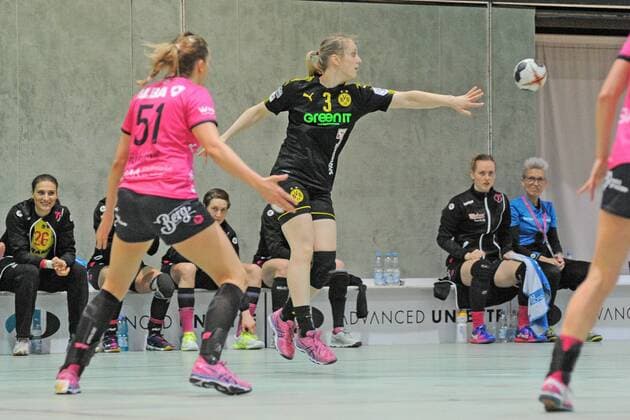 Stella Kramer (Borussia Dortmund 3) gegen Marija Obradovic (TuSies Metzingen 51) TusSies Metzingen,Handball,Ligaspiel,08.11.2017, Foto:TBaur Eibner Metzingen Copyright: xBaurT Eibner-Pressefotox EP_ToBa