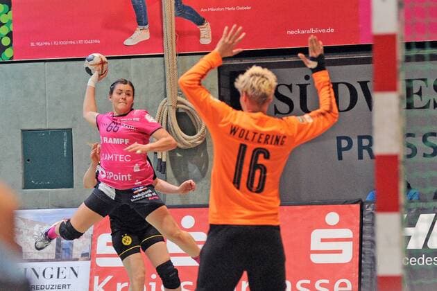 Katharina Beddies (TuSies Metzingen 66) gegen Clara Woltering (Borussia Dortmund 16) im Tor TusSies Metzingen,Handball,Ligaspiel,08.11.2017, Foto:TBaur Eibner Metzingen Copyright: xBaurT Eibner-Pressefotox EP_ToBa