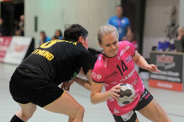 Sina Karlsson (TuSsies Metzingen 14) gegen Anne Mueller (Borussia Dortmund 8) TusSies Metzingen,Handball,Ligaspiel,08.11.2017, Foto:TBaur Eibner Metzingen Copyright: xBaurT Eibner-Pressefotox EP_ToBa