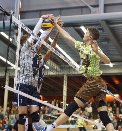 Angriff Tom STROHBACH ( 10, HER, rechts). Volleyball, Hypo Tiriol Alpenvolleys Unterhaching (AV) - TSV Herrsching (HER), DVV-Pokal Maenner, Achtelfinale, Saison 2017 2018, am 08.11.2017 in Unterhaching B A Y E R N W E R K S P O R T A R E N A Deutschland.