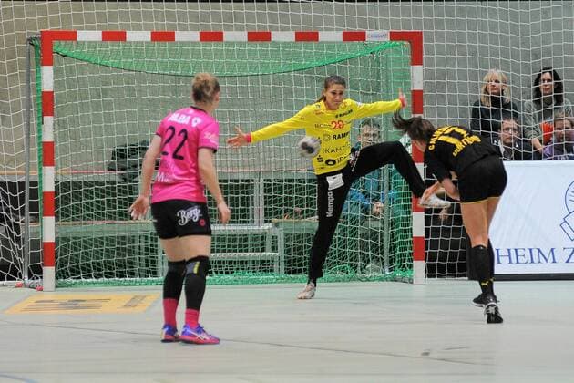 Isabell Roch (TuSies Metzingen 26) im Tor gegen Emilia Galinska (Borussia Dortmund 17) TusSies Metzingen,Handball,Ligaspiel,08.11.2017, Foto:TBaur Eibner Metzingen Copyright: xBaurT Eibner-Pressefotox EP_ToBa