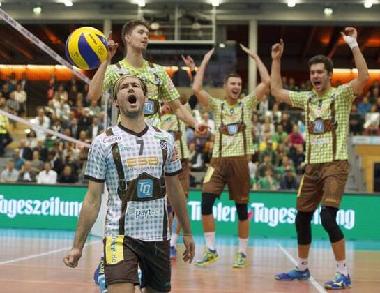 . Volleyball, Hypo Tiriol Alpenvolleys Unterhaching (AV) - TSV Herrsching (HER), DVV-Pokal Maenner, Achtelfinale, Saison 2017 2018, am 08.11.2017 in Unterhaching B A Y E R N W E R K S P O R T A R E N A Deutschland.