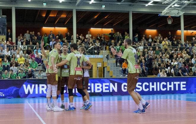 Geschichte geschrieben ... Herrsching - Jubel in Hachings Halle. Volleyball, Hypo Tiriol Alpenvolleys Unterhaching (AV) - TSV Herrsching (HER), DVV-Pokal Maenner, Achtelfinale, Saison 2017 2018, am 08.11.2017 in Unterhaching B A Y E R N W E R K S P O R T A R E N A Deutschland.