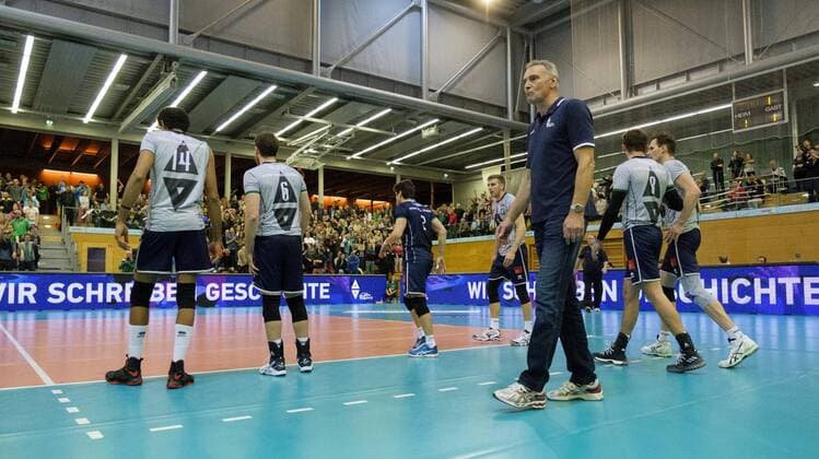 Noch keine Geschichte geschrieben ... Alpenvolleys - Trainer Stefan CHRTIANSKY (AV) und seine Mannschaft. Volleyball, Hypo Tiriol Alpenvolleys Unterhaching (AV) - TSV Herrsching (HER), DVV-Pokal Maenner, Achtelfinale, Saison 2017 2018, am 08.11.2017 in Unterhaching B A Y E R N W E R K S P O R T A R E N A Deutschland.