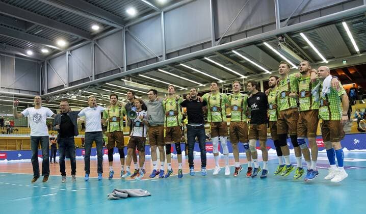 Freudentanz auf fremdem Parkett, Herrsching-Jubel nach Spielende. Volleyball, Hypo Tiriol Alpenvolleys Unterhaching (AV) - TSV Herrsching (HER), DVV-Pokal Maenner, Achtelfinale, Saison 2017 2018, am 08.11.2017 in Unterhaching B A Y E R N W E R K S P O R T A R E N A Deutschland.