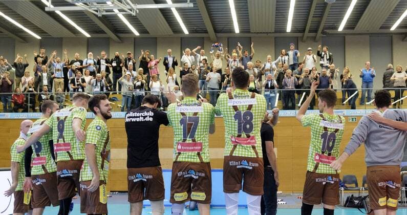 Bilder des Tages - SPORT Herrsching-Mannschaft jubelt vor seinen Fans nach Spielende. Volleyball, Hypo Tiriol Alpenvolleys Unterhaching (AV) - TSV Herrsching (HER), DVV-Pokal Maenner, Achtelfinale, Saison 2017 2018, am 08.11.2017 in Unterhaching B A Y E R N W E R K S P O R T A R E N A Deutschland.