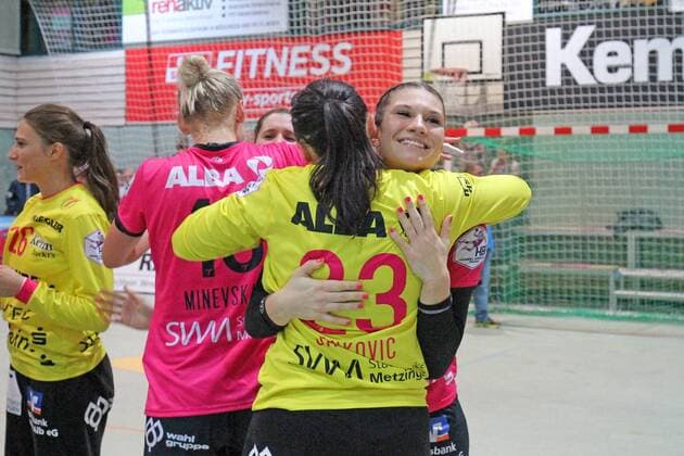 Julia Behnke (TuSies Metzingen 93) und Jasmina Jankovic (TuSies Mezingen 23) jubeln nach dem Sieg TusSies Metzingen,Handball,Ligaspiel,08.11.2017, Foto:TBaur Eibner Metzingen Copyright: xBaurT Eibner-Pressefotox EP_ToBa