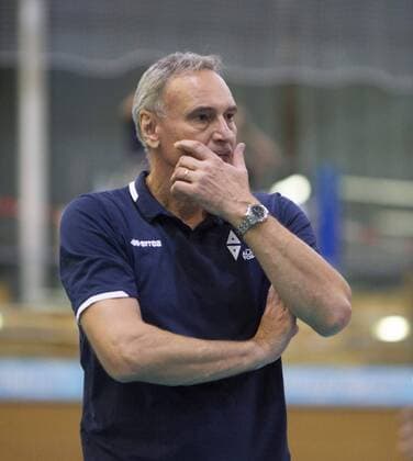 Skepsis bei Trainer Stefan CHRTIANSKY (AV). Volleyball, Hypo Tiriol Alpenvolleys Unterhaching (AV) - TSV Herrsching (HER), DVV-Pokal Maenner, Achtelfinale, Saison 2017 2018, am 08.11.2017 in Unterhaching B A Y E R N W E R K S P O R T A R E N A Deutschland.