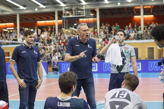 Ansprache von Trainer Stefan CHRTIANSKY (AV) an seine Spieler. Volleyball, Hypo Tiriol Alpenvolleys Unterhaching (AV) - TSV Herrsching (HER), DVV-Pokal Maenner, Achtelfinale, Saison 2017 2018, am 08.11.2017 in Unterhaching B A Y E R N W E R K S P O R T A R E N A Deutschland.