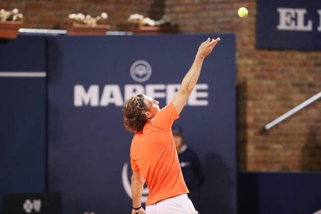 Uruguayan soccer player Diego Forlan in action during his friendly match in which he made team with his compatriot, tennis player Pablo Cuevas, against Argentinian tennis player Guido Pella and Argentinian actor Martin Bossi, in the framework of the Uruguay Open in Montevideo, Uruguay, 08 November 2017. Tennis friendly match: Uruguay - Argentina !ACHTUNG: NUR REDAKTIONELLE NUTZUNG!  Copyright: xRaulxMartinezx MON201 20171109-636457947973075473