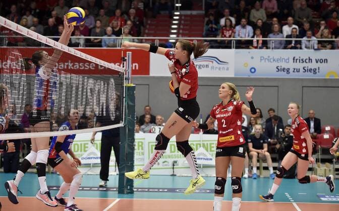 8. November 2017, Sasa Planinsec (DSC) nach schönem Zuspiel von Mareen Apitz (DSC) DVV, Volleyball, Dresdner SC -MTV Allianz Stuttgart 3:2,