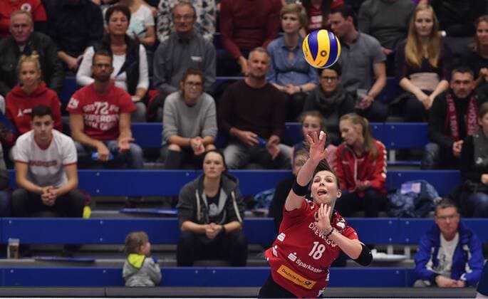 8. November 2017, Sasa Planinsec (DSC) beim Aufschlag, Dresdner SC -MTV Allianz Stuttgart 3:2, DVV, Volleyball, 1. Bundesliga,
