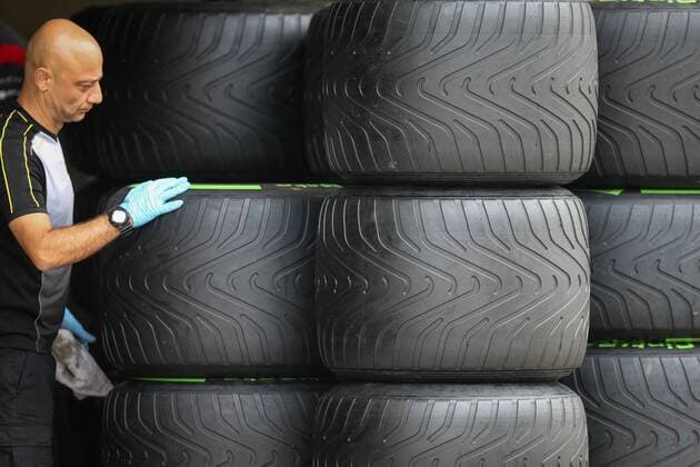 A Renault team s member checks several tyres at Interlagos track, in Sao Paulo, Brazil, 09 November 2017. The Brazil GP race will be held on next 12 November. press conference PK Pressekonferenz OF DRIVERS AHEAD OF BRAZIL GP RACE !ACHTUNG: NUR REDAKTIONELLE NUTZUNG!  Copyright: xFernandoxBizerraxJrx BRA103 20171109-636458409148906383