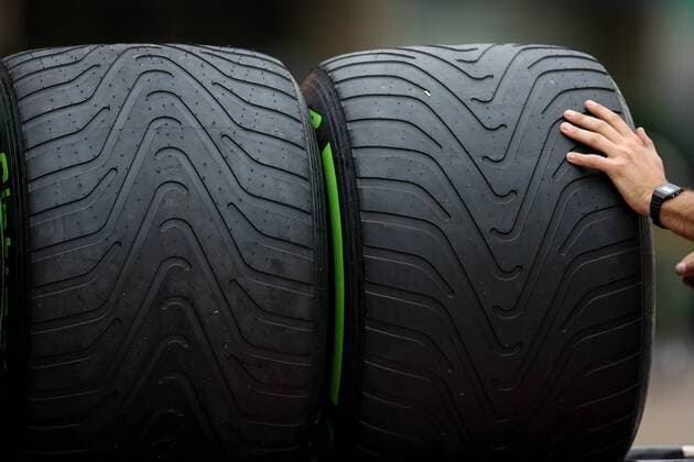 A Renault team s member checks several tyres at Interlagos track, in Sao Paulo, Brazil, 09 November 2017. The Brazil GP race will be held on next 12 November. press conference PK Pressekonferenz OF DRIVERS AHEAD OF BRAZIL GP RACE !ACHTUNG: NUR REDAKTIONELLE NUTZUNG!  Copyright: xFernandoxBizerraxJrx BRA110 20171109-636458411029939019