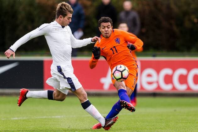 ZEIST - 09-11-2017 , voetbal , oefenwedstrijd , Campus Zeist , seizoen 2017 2018 , Nederland O19 - Italie O19 , Italie speler Allesandro Tripaidelli (l) Nederland speler Donyell Malen (r) Nederland O19 - Italie O19  x1803827x