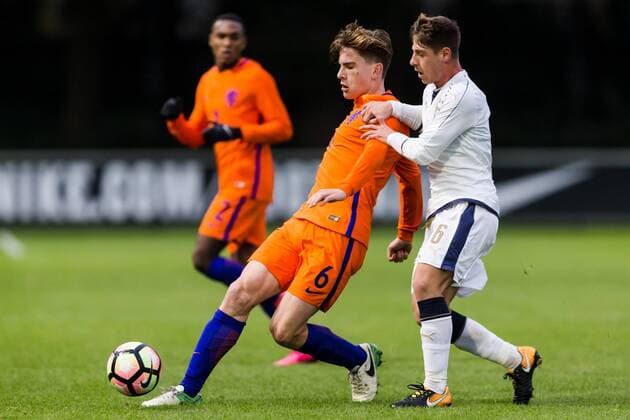 ZEIST - 09-11-2017 , voetbal , oefenwedstrijd , Campus Zeist , seizoen 2017 2018 , Nederland O19 - Italie O19 , Nederland speler Tom van de Looi (l) Italie speler Andrea Marcucci (r) Nederland O19 - Italie O19  x1803828x