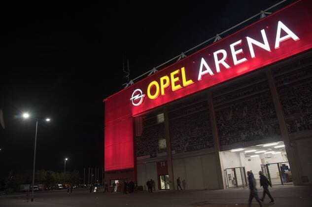 Fußball, Stadiongeschichte 1. FSV Mainz 05 27.10.2017, xfux, Fussball 1.Bundesliga, FSV Mainz 05 - Eintracht Frankfurt, emspor, v.l. Außenansicht Aussenansicht Ansicht Uebersicht Opel Arena Stadion bei Nacht am Abend bei Nacht Logo Mainz