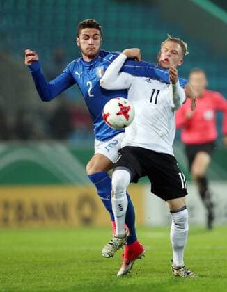 Deutschland - Italien Fußball U20 Länderspiel Chemnitz, 09.11.2017, community4you Arena, Fussball, U20 Länderspiel. , Bundesrepublik Deutschland vs. Italien . , Im Bild v.l.: Paolo Ghiglione (U20, Italien) gegen Robin Hack (U20 GER, Hoffenheim). ,