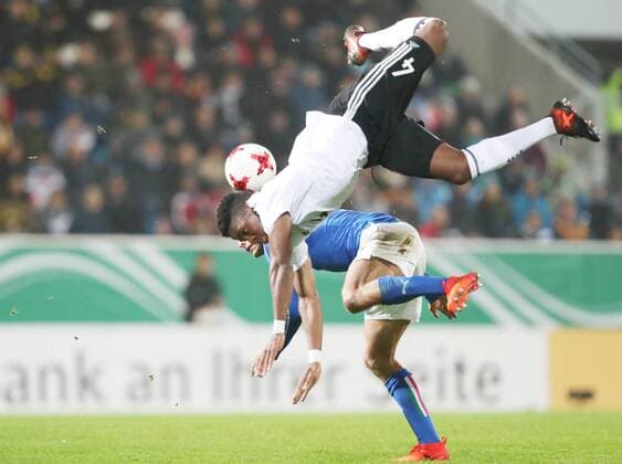 Deutschland - Italien Fußball U20 Länderspiel Chemnitz, 09.11.2017, community4you Arena, Fussball, U20 Länderspiel. , Bundesrepublik Deutschland vs. Italien . , Im Bild v.l.: Alessandro Rossi (U20, Italien) gegen Frederic Ananou (U20 GER, Roda Kerkrade, verletzt sich an der Schulter) . ,