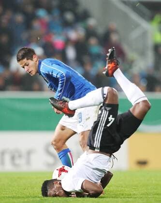 Bilder des Tages - SPORT Deutschland - Italien Fußball U20 Länderspiel Chemnitz, 09.11.2017, community4you Arena, Fussball, U20 Länderspiel. , Bundesrepublik Deutschland vs. Italien . , Im Bild v.l.: Alessandro Rossi (U20, Italien) gegen Frederic Ananou (U20 GER, Roda Kerkrade, verletzt sich an der Schulter) . ,