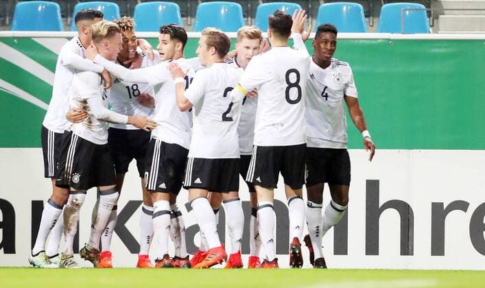 Deutschland - Italien Fußball U20 Länderspiel Chemnitz, 09.11.2017, community4you Arena, Fussball, U20 Länderspiel. , Bundesrepublik Deutschland vs. Italien . , Tor für Deutschland, Torjubel nach dem Treffer zum 1:1 durch Torschütze Sidney Friede (3.v. re, U20 GER, Hertha BSC). ,