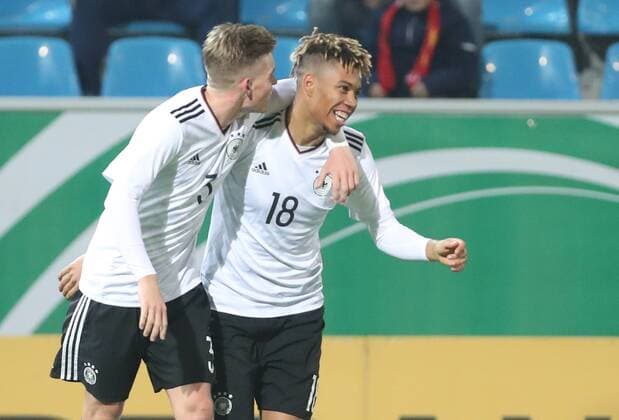 Deutschland - Italien Fußball U20 Länderspiel Chemnitz, 09.11.2017, community4you Arena, Fussball, U20 Länderspiel. , Bundesrepublik Deutschland vs. Italien . , Tor für Deutschland, Torjubel nach dem Treffer zum 1:1 durch Torschütze Sidney Friede (re., U20 GER, Hertha BSC) mit Maximilian Mittelstädt (U20 GER, Hertha BSC)