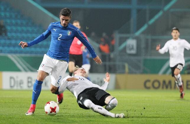 GER, Länderspiel U20, Deutschland - Italien 09.11.17 , Chemnitz, community4you-Arena Stadion an der Gellertstrasse, GER, Saison 2017 2018, U20 Deutschland vs Italien im Bild Robin Hack (Deutschland) gegen Paolo Ghiglione (Italien)