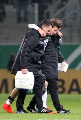 GER, Länderspiel U20, Deutschland - Italien 09.11.17 , Chemnitz, community4you-Arena Stadion an der Gellertstrasse, GER, Saison 2017 2018, U20 Deutschland vs Italien im Bild Dzenis Burnic (Deutschland) wird verletzt vom Platz gebracht