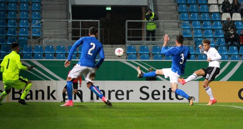 GER, Länderspiel U20, Deutschland - Italien 09.11.17 , Chemnitz, community4you-Arena Stadion an der Gellertstrasse, GER, Saison 2017 2018, U20 Deutschland vs Italien im Bild Sidney Friede (Deutschland) erzielt das Tor zum 1:1 Ausgleich, Torwart Andrea Zaccagno (Italien) machtlos