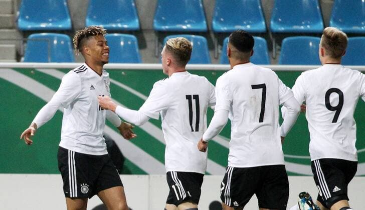 Themen der Woche - SPORT Bilder des Tages - SPORT GER, Länderspiel U20, Deutschland - Italien 09.11.17 , Chemnitz, community4you-Arena Stadion an der Gellertstrasse, GER, Saison 2017 2018, U20 Deutschland vs Italien im Bild Torjubel Deutschland nach dem Tor zum 1:1 Ausgleich durch Sidney Friede