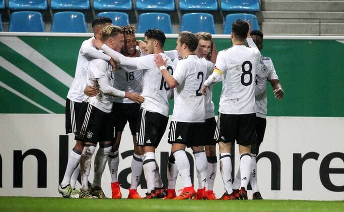 GER, Länderspiel U20, Deutschland - Italien 09.11.17 , Chemnitz, community4you-Arena Stadion an der Gellertstrasse, GER, Saison 2017 2018, U20 Deutschland vs Italien im Bild Torjubel Deutschland nach dem Tor zum 1:1 Ausgleich durch Sidney Friede