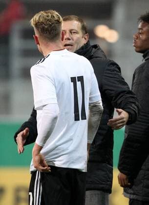 GER, Länderspiel U20, Deutschland - Italien 09.11.17 , Chemnitz, community4you-Arena Stadion an der Gellertstrasse, GER, Saison 2017 2018, U20 Deutschland vs Italien im Bild Trainer Frank Kramer gibt Robin Hack (Deutschland) Anweisungen