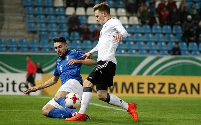 GER, Länderspiel U20, Deutschland - Italien 09.11.17 , Chemnitz, community4you-Arena Stadion an der Gellertstrasse, GER, Saison 2017 2018, U20 Deutschland vs Italien im Bild Johannes Eggestein (Deutschland) gegen Riccardo Marchizza (Italien)