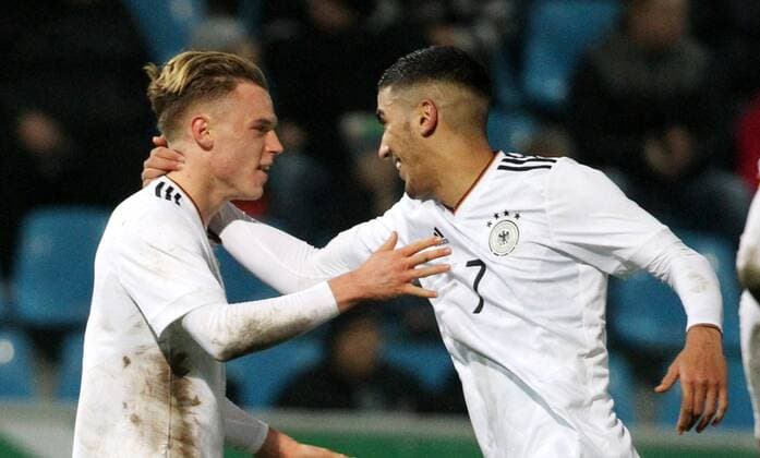 GER, Länderspiel U20, Deutschland - Italien 09.11.17 , Chemnitz, community4you-Arena Stadion an der Gellertstrasse, GER, Saison 2017 2018, U20 Deutschland vs Italien im Bild Torjubel Robin Hack und Aymen Barkok (Deutschland) nach dem Tor zum 1:2 durch Robin Hack