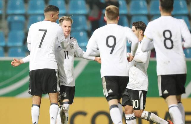 Deutschland - Italien Fußball U20 Länderspiel Chemnitz, 09.11.2017, community4you Arena, Fussball, U20 Länderspiel. , Bundesrepublik Deutschland vs. Italien . , Tor für Deutschland, Torjubel nach dem Treffer zum 2:1 durch Torschütze Robin Hack (2.v.l. U20 GER, Hoffenheim)
