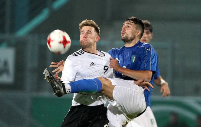 GER, Länderspiel U20, Deutschland - Italien 09.11.17 , Chemnitz, community4you-Arena Stadion an der Gellertstrasse, GER, Saison 2017 2018, U20 Deutschland vs Italien im Bild Johannes Eggestein (Deutschland) gegen Riccardo Marchizza (Italien)