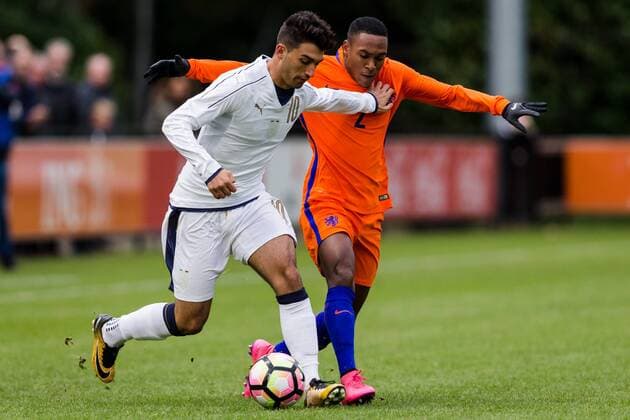 ZEIST - 09-11-2017 , voetbal , oefenwedstrijd , Campus Zeist , seizoen 2017 2018 , Nederland O19 - Italie O19 , Italie speler Filippo Melegoni (l) Nederland speler Navajo Bakboord (r) Nederland O19 - Italie O19  x1803855x