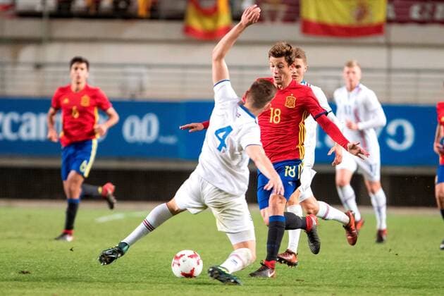 Spanish Marc Gual (R) vies for the ball with Icelandic Gudmundsson during the UEFA Under 21 Championship match between the national under 21 soccer teams of Spain and Iceland at the Nueva Condomina stadium in Murcia, Spain, 09 November 2017. Spain vs. Iceland !ACHTUNG: NUR REDAKTIONELLE NUTZUNG!  Copyright: xMarcialxGuillénx MUR003 20171109-636458640611314482